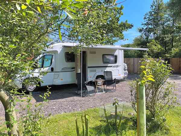 Piazzola roulotte/camper su terreno battuto e erba con elettricità