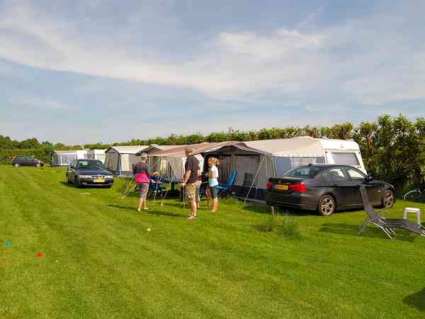 Areal til telt, til trailer-telt eller kørende campingvogn med græs med valgfri elektricitet