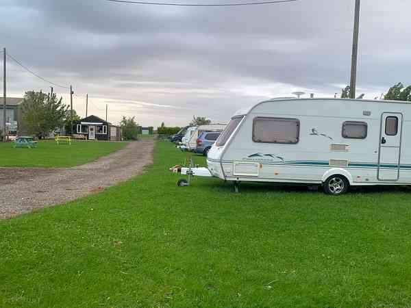 Parcela de césped con electricidad opcional para caravanas y autocaravanas