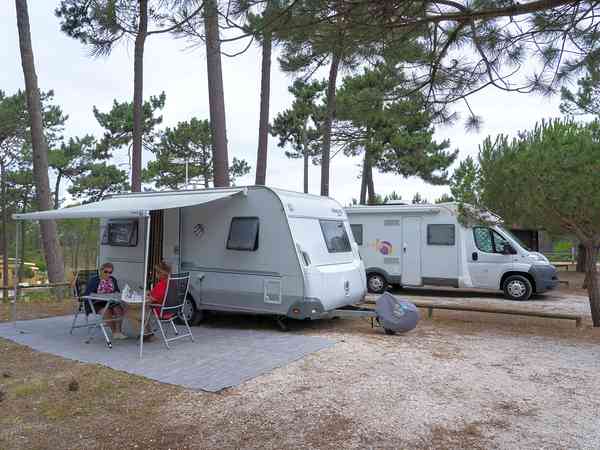 Staplaats voor caravan en/of camper op grind en aarde volledig uitgerust