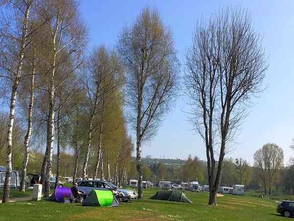 Emplacement pour autocaravane sur herbe avec électricité