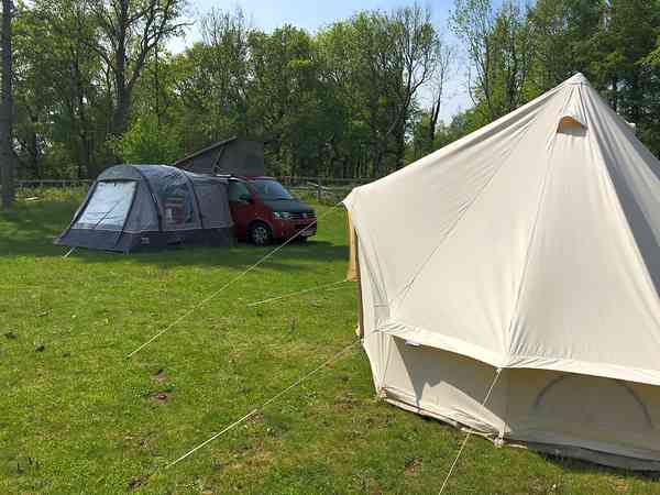 Emplacement pour tente ou pour caravane pliante (Wild flower meadow) sur herbe sans électricité