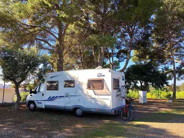 Staplaats voor camper op grind en aarde , met elektriciteit