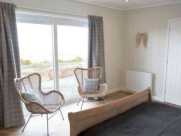 Hillside 1 bedroom cottage / chalet / bungalow (hot tub, no pets)
