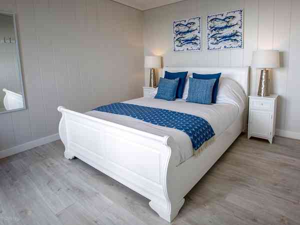 Hillside 2 bedroom cottage / chalet / bungalow (hot tub)