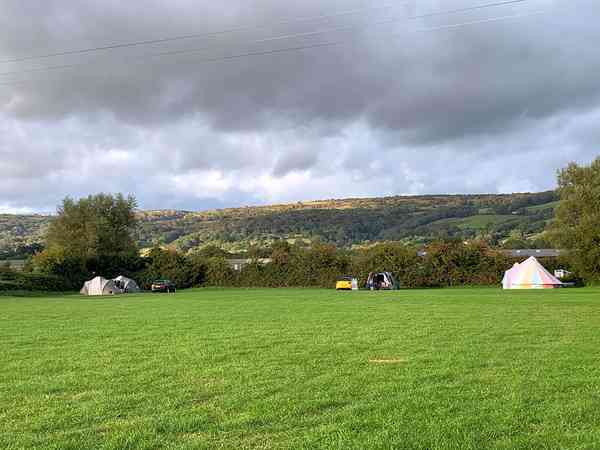 Emplacement sur herbe avec électricité