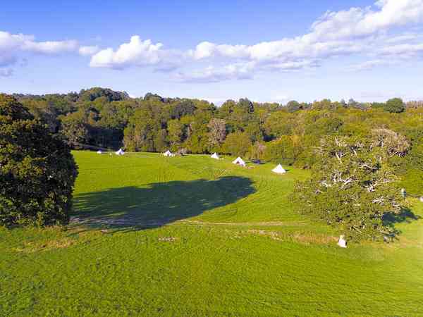 Grasbewachsener Zelt-Stellplatz ohne Stromanschluss