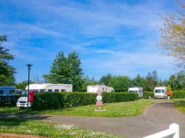 Emplacement sur herbe avec électricité optionnelle