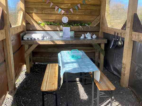 Curly non-electric grass tent pitch