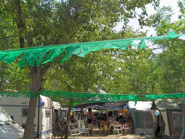 Parcela de suelo mixto con electricidad opcional para autocaravana