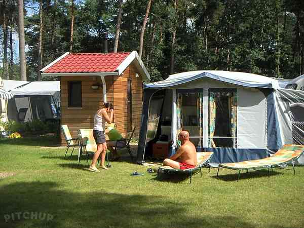 Op gras staplaats volledig uitgerust (comfortabel, eigen badkamer)