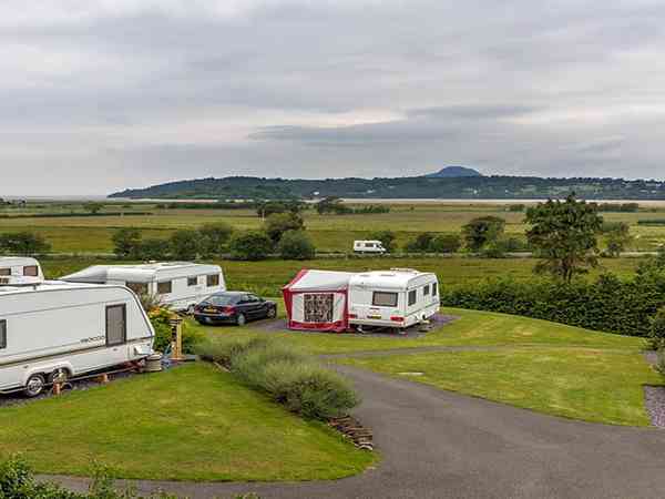 Emplacement pour camping-car sur sol dur avec branchements d'eau, d'égout et d'électricité