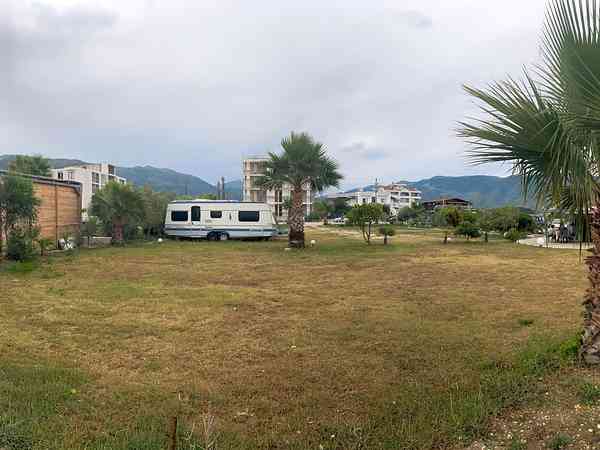 Emplacement pour tente ou pour caravane pliante sur herbe et sur sable avec branchements d'eau, d'égout et d'électricité
