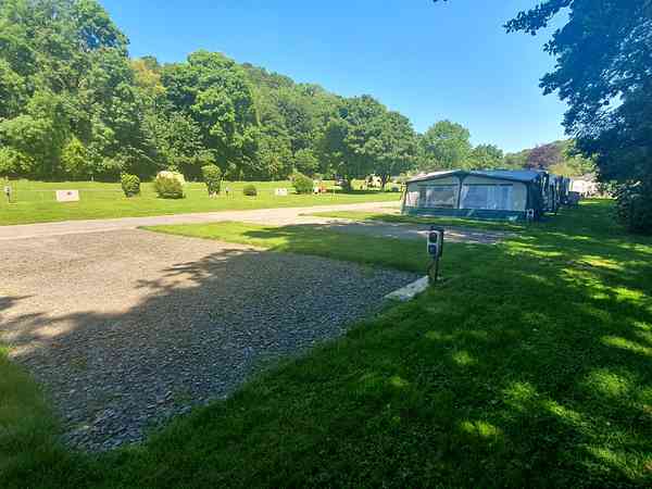 Plass for campingvogn på hardt underlag full service
