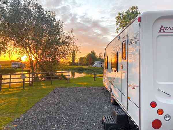 Piazzola roulotte/camper su ghiaia con elettricità