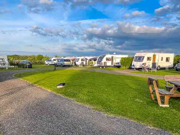 Staplaats voor caravan op gras , met elektriciteit