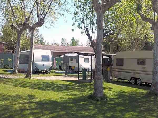 Emplacement pour autocaravane sur herbe avec électricité optionnelle