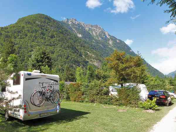 Emplacement sur herbe avec branchements d'eau, d'égout et d'électricité (confort)