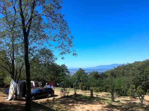 Piazzola su terreno battuto e erba con elettricità (XXL)