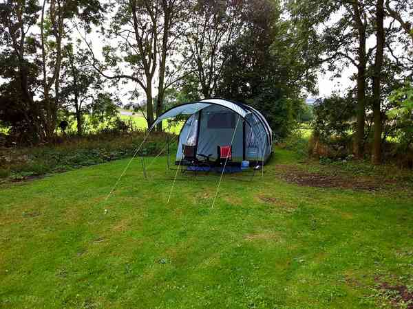 Emplacement pour tente ou pour caravane pliante sur herbe sans électricité