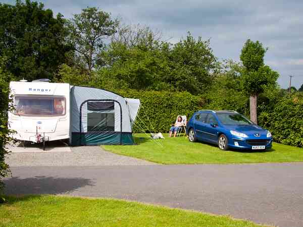 Plass for campingvogn på grus og hardt underlag full service