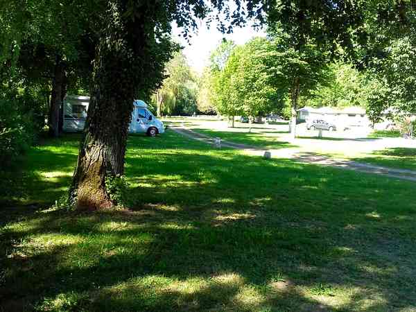 Emplacement pour tente sur sol dur et herbe avec électricité optionnelle