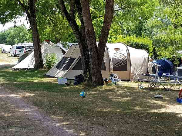 Emplacement sur herbe avec électricité