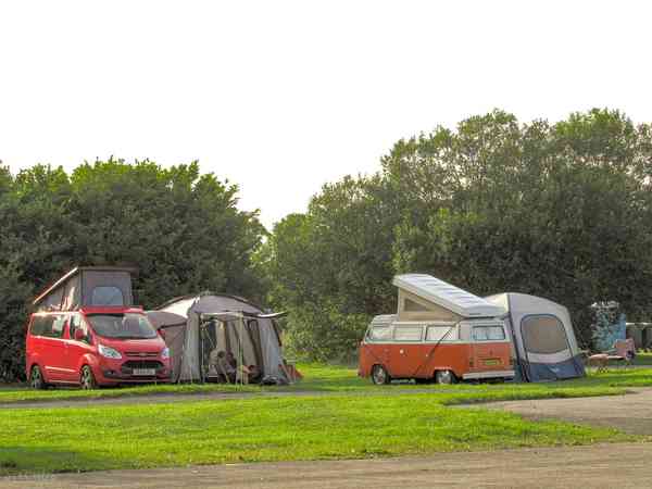 Tomt campingbil utan elektricitet på gräs och grus