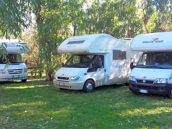 Grasbewachsener und kiesbedeckter Stellplatz mit Stromanschluss