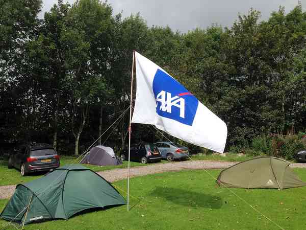 Emplacement pour tente ou pour caravane pliante sur herbe avec électricité optionnelle