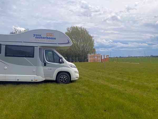 Emplacement sur herbe et sur sol en terre avec électricité