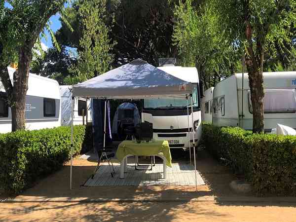 Parcela con toma de agua, luz y desagüe para autocaravana (superior)