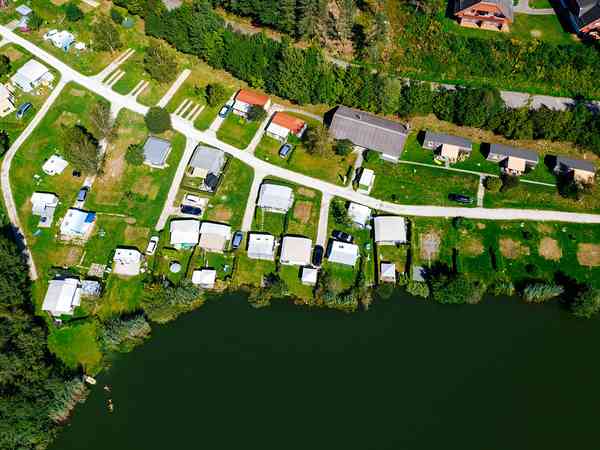 Op harde ondergrond en gras staplaats voor camper , elektriciteit optioneel