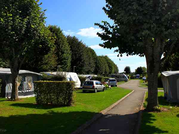 Emplacement sur sol dur et herbe avec électricité optionnelle