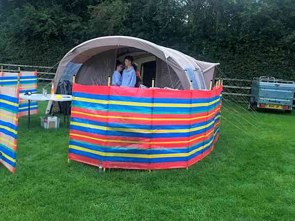 Staplaats voor een tent of voor vouwwagen op gras zonder elektriciteit