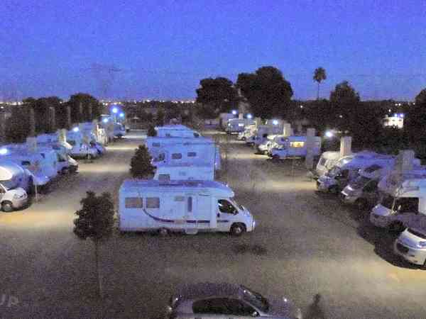 Parcel·la de graveta sense electricitat per a caravanes (gran)