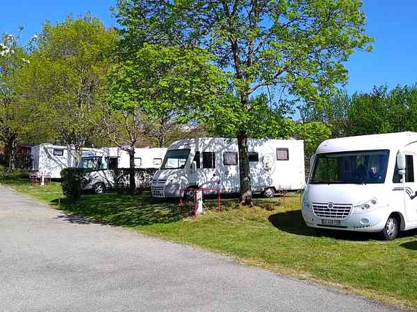Emplacement sur herbe avec électricité optionnelle