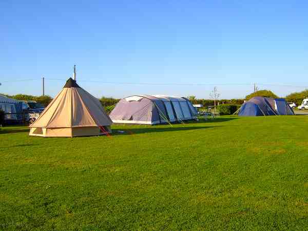 Op gras staplaats voor een tent of voor vouwwagen zonder elektriciteit