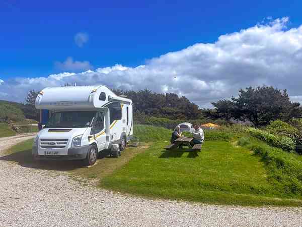 Swordfish staplaats voor een tent of kampeerbusje op gras , met elektriciteit