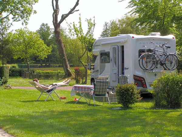Emplacement pour camping-car sur sol dur avec électricité