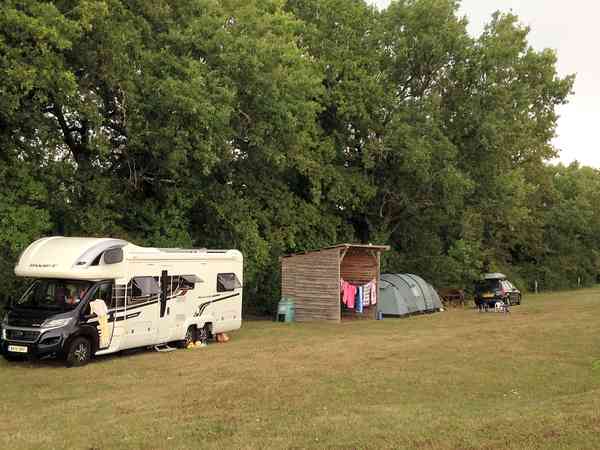 Emplacement pour véhicule de tourisme sur herbe avec électricité optionnelle