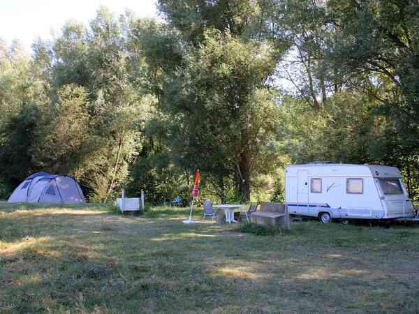 Emplacement sur herbe avec électricité optionnelle
