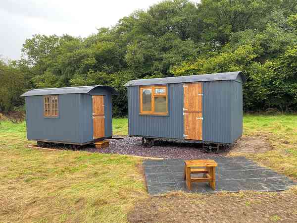 Crispin 1 bedroom shepherd's hut (2 adults and 2 children)