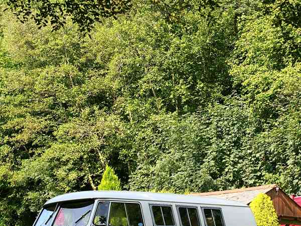 Parcela de gravilla con electricidad para caravanas y autocaravanas (pequeña)