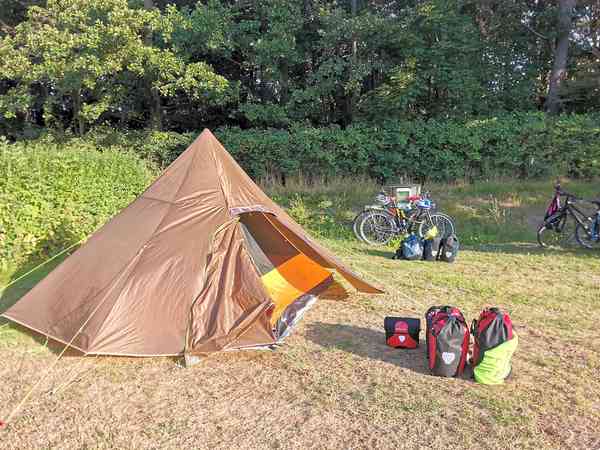 Electric grass tent or trailer tent pitch