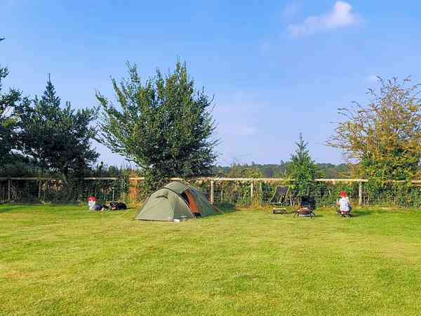 Emplacement pour tente, pour caravane pliante ou van sur herbe sans électricité