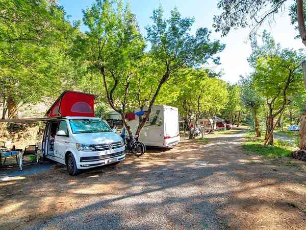 Emplacement pour autocaravane (Blue) sur herbe avec électricité optionnelle