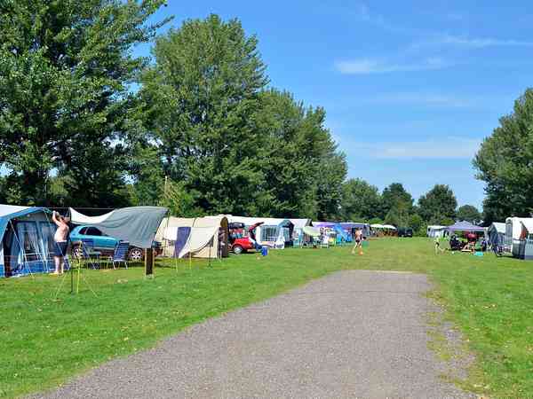 Staplaats voor een tent op gras , met elektriciteit