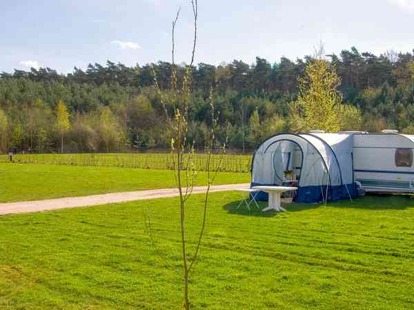 Staplaats op gras , met elektriciteit