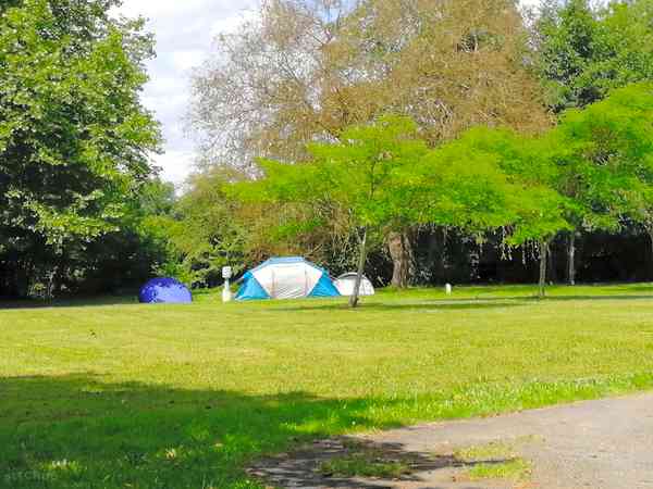 Emplacement pour tente ou pour caravane pliante sur herbe avec électricité optionnelle